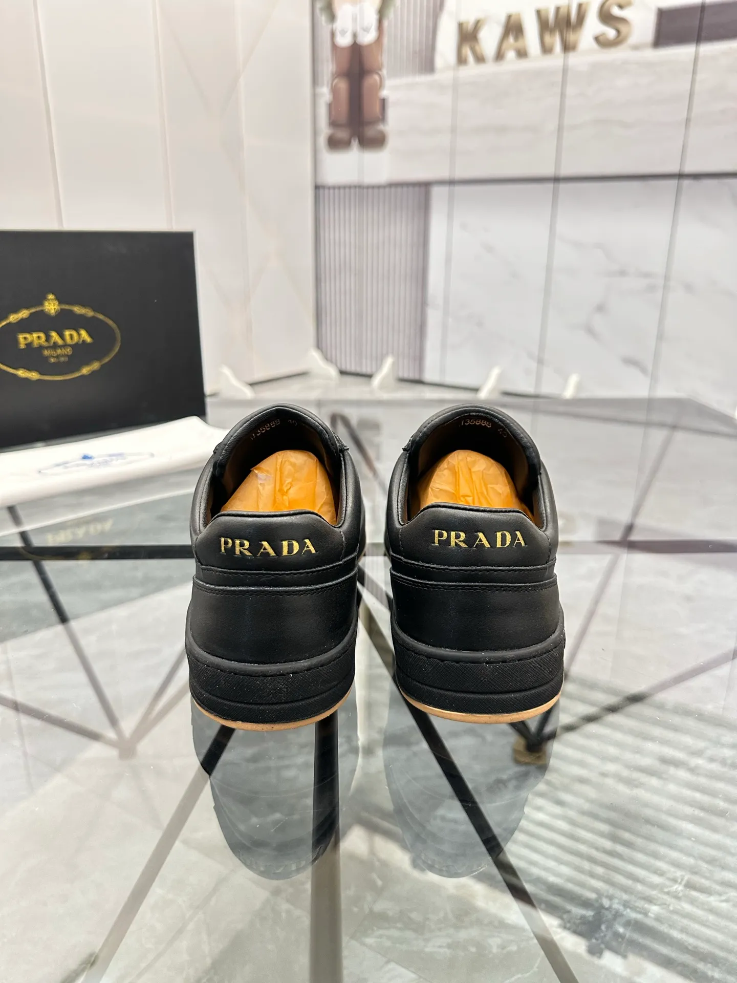 Men's shoes: 💰P400¥ Product trademark: Prada *"Prada*" low-top casual shoes Regular size: 38-44 (can be customized to 45) Product materials: imported cowhide upper, sheepskin lining, original outsole. Number: 020